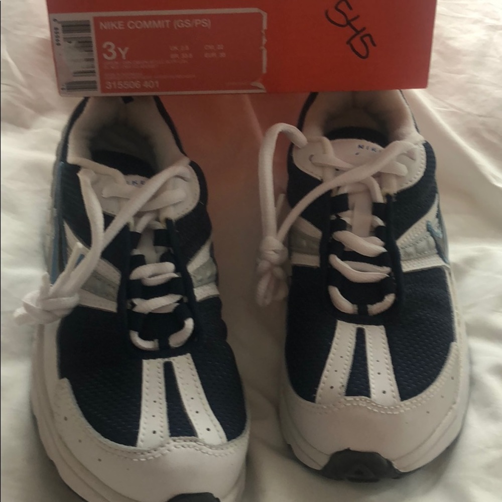Brand new Nike Kids Commit Size 3Y